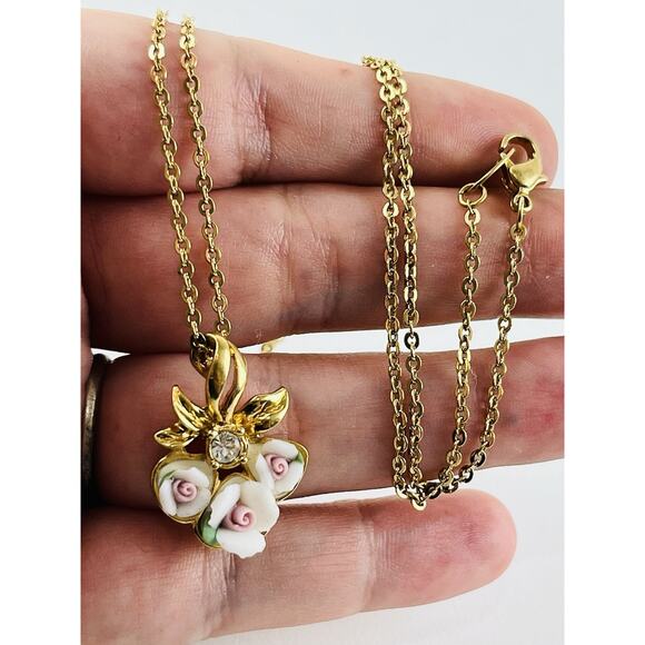 Avon Necklace Gold Tone Pink Porcelain Roses Rhinestone Pendant Chain Green Leaf - Picture 5 of 15